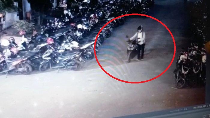 Berita-Kriminal-Detik-detik-Pencuri-Motor-Masuk-Pabrik-Kayu-Nyamar-Jadi-Karyawan.jpg