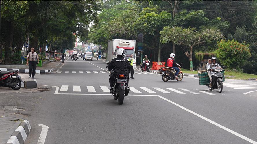Berkendara-Melewati-Persimpangan.jpg