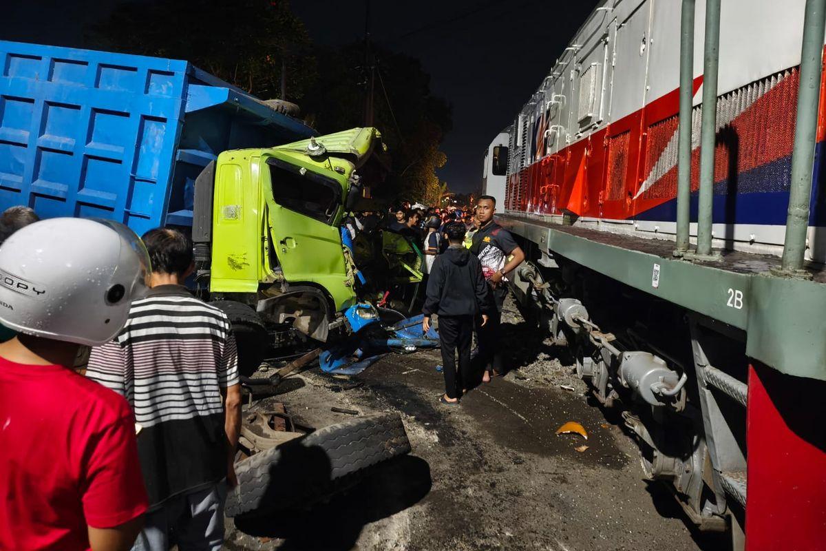Beruntun-Setelah-Tragedi-Bekasi-KA-Dhoho-Tabrak-Truk-Mogok-di-Blitar.jpg