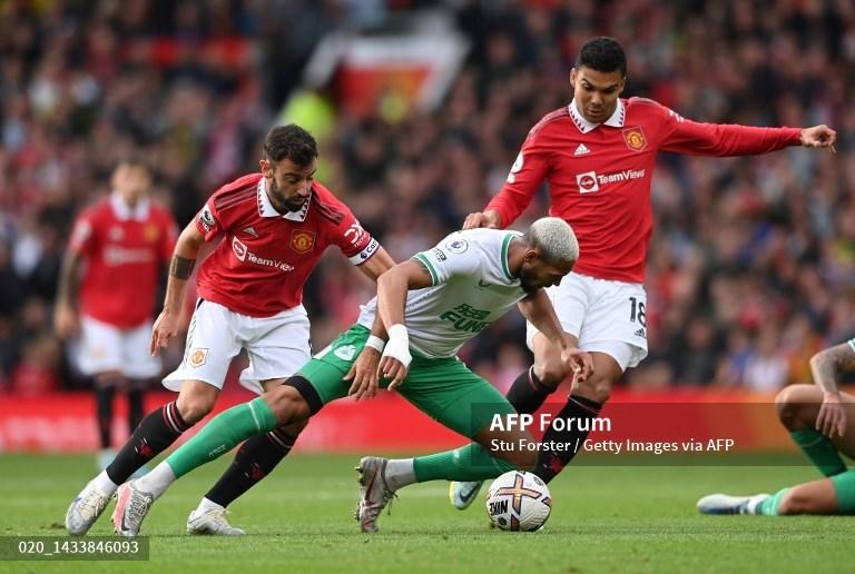 Bruno-Fernandes-Casemiro-vs-Joelinton-di-Liga-Inggris-Manchester-United-vs-Newcastle-United.jpg