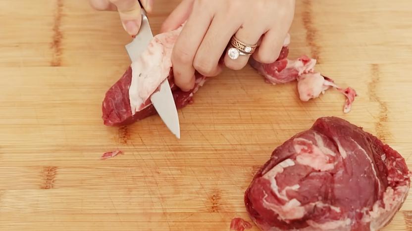 Buang-bagian-silver-skin-pada-daging-sapi.jpg