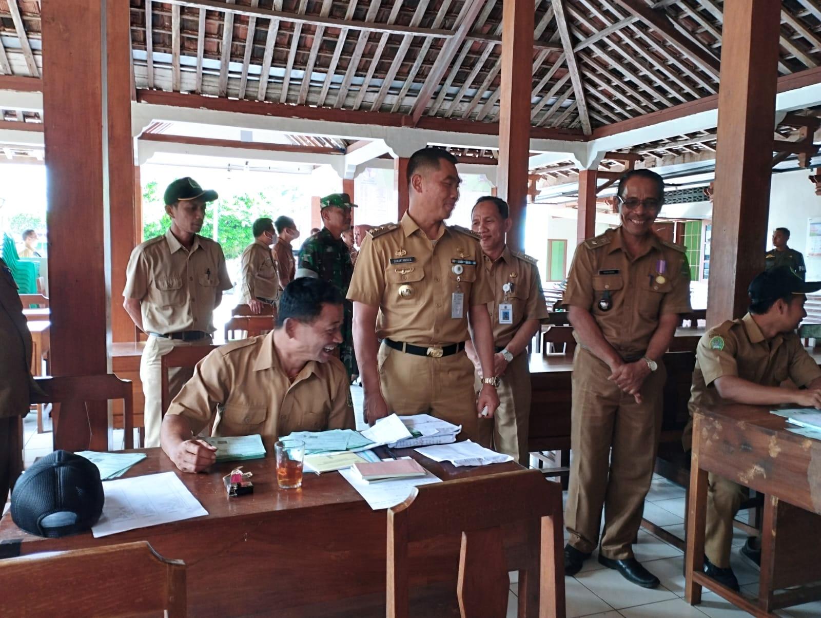 Bupati-Gunungkidul-Sunaryanta-tengah-saat-sidak-ke-ponjong.jpg