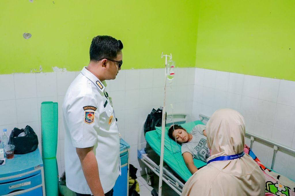 Bupati Hamenang Jenguk Korban Keracunan Massal di Kecamatan Tulung