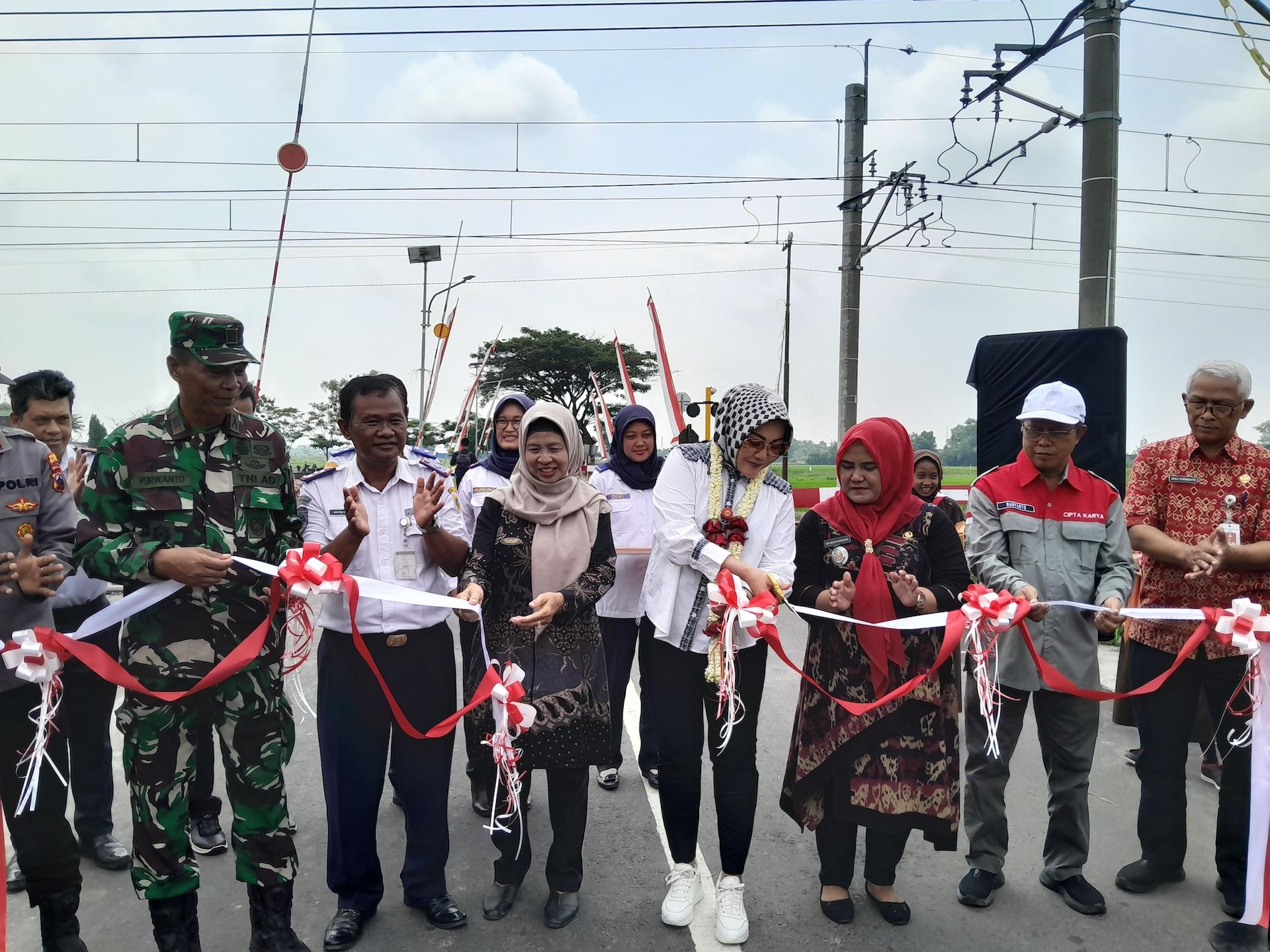 Bupati-Klaten-Resmikan-Palang-Pintu-Perlintasan-Sebidang-Kereta-Api-di-Desa-Boto.jpg