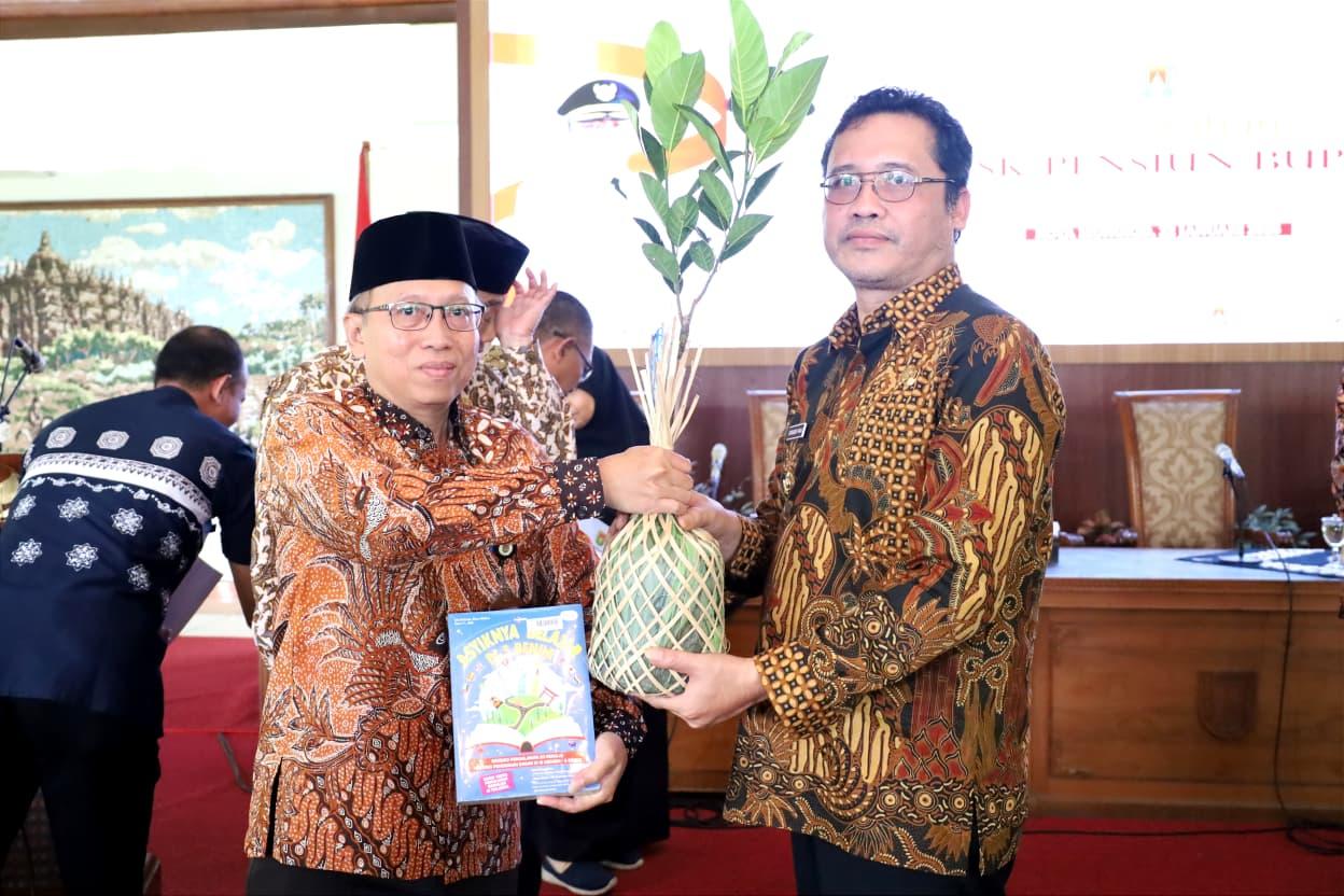 Bupati-Magelang-Serahkan-154-SK-Pensiun-ASN.jpg