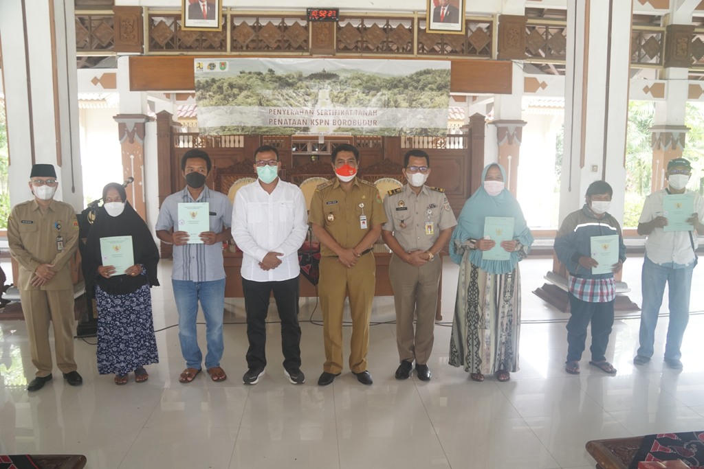 Bupati-Magelang-Serahkan-54-Sertifikat-Tanah-Penataan-KSPN-Borobudur.jpg