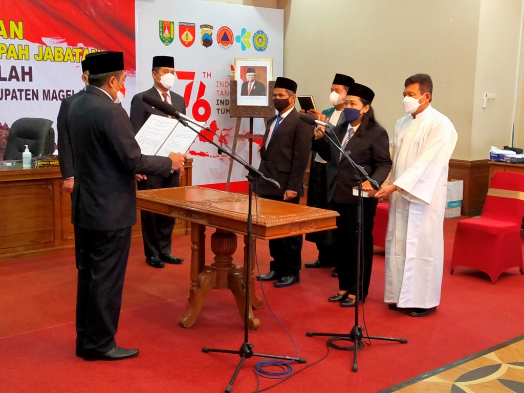 Bupati-Magelang-Zaenal-Arifin-saat-melantik-perwakilan-Kepala-Sekolah.jpg