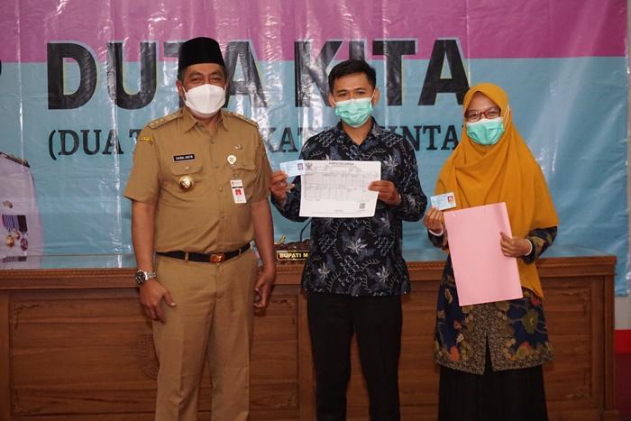 Bupati-Magelang-Zaenal-Arifin-saat-menyerahkan-KTP-dan-KK-baru.jpg