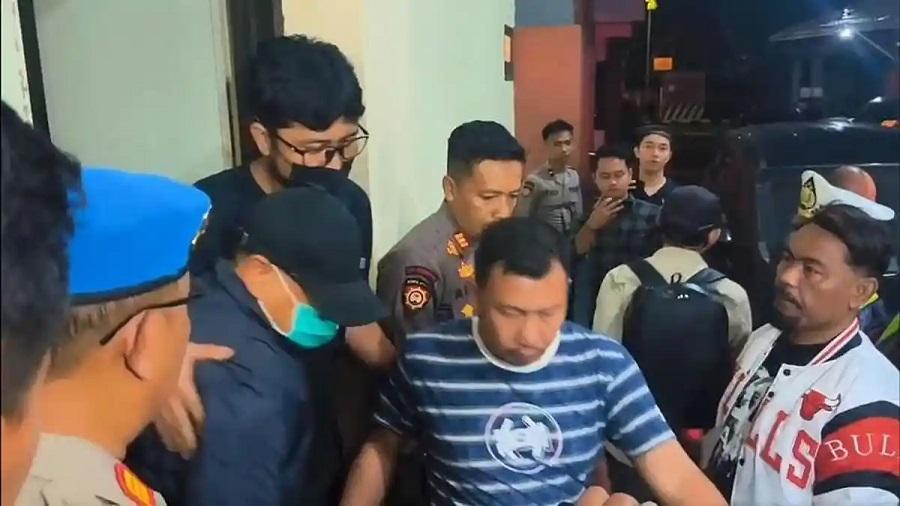 Bupati-Sudewo-Pakai-Masker-dan-Topi-Saat-Keluar-dari-Ruangan-Satreskrim-Polres-Kudus.jpg