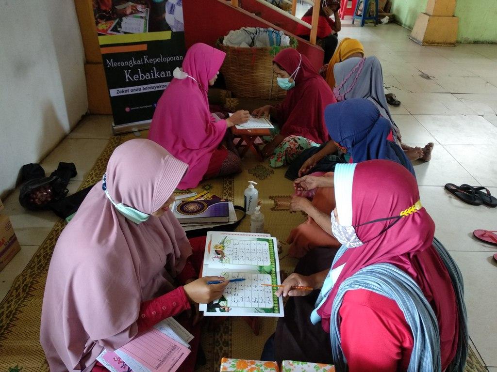 Buruh-gendong-mengikuti-program-baca-Alquran-di-Sentong.jpg