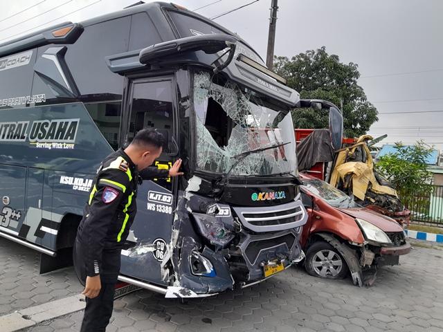 Bus-Rombongan-Pengantar-Calhaj-Asal-Kendal-Terlibat-Laka-Beruntun-di-Exit-Tol-Klaten.jpg