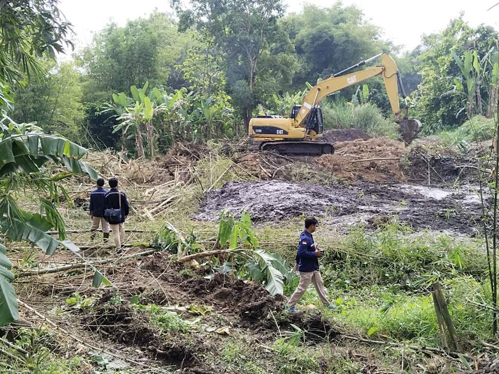 Cari-Sumber-Gas-Metan-BPPTKG-Kerahkan-Alat-Berat-Keruk-Rumpun-Bambu-di-Sungai-Nepen-Seyegan.jpg