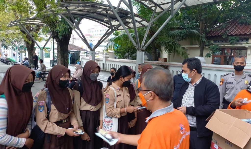 Cegah-Penularan-Covid-19-Saat-Libur-Nataru-BPBD-DIY-dan-Komisi-A-Bagikan-Masker-di-Malioboro.jpg