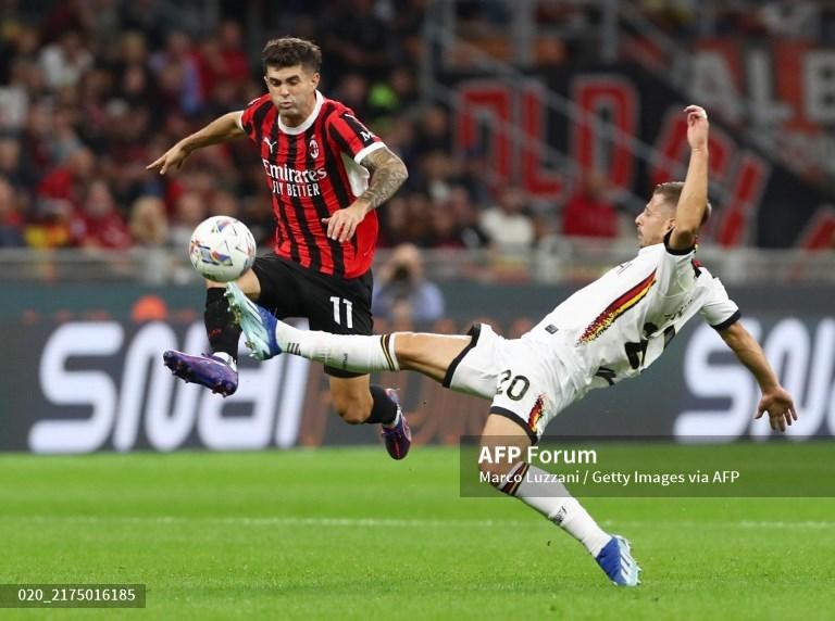 Christian-Pulisic-vs-Ylber-Ramadani-di-Lita-Italia-Serie-A-AC-Milan-vs-Lecce-di-Giuseppe-Meazza.jpg