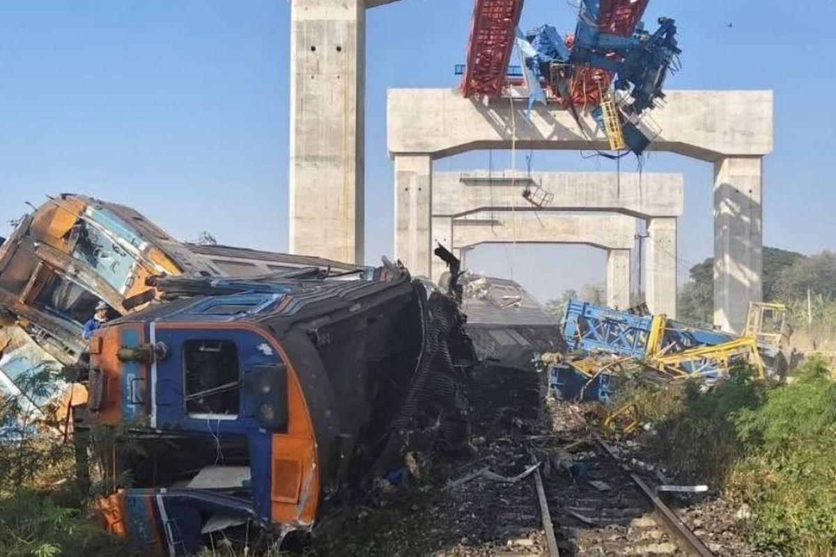 Crane-Ambruk-Timpa-Kereta-Penumpang-Penumpang-di-Thailand-Tewaskan-34-Orang.jpg