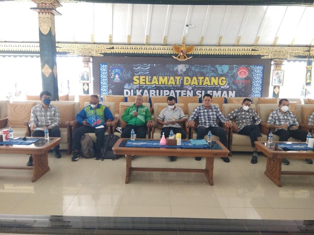 Danang-Maharsa-bersama-Wakil-Ketua-UMum-I-KONI-Sleman.jpg