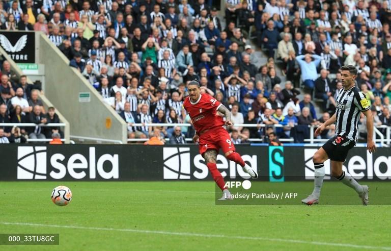 Darwin-Nunez-vs-Fabian-Schar-di-Liga-Inggris-antara-Newcastle-United-vs-Liverpool-di-St-James-Park.jpg