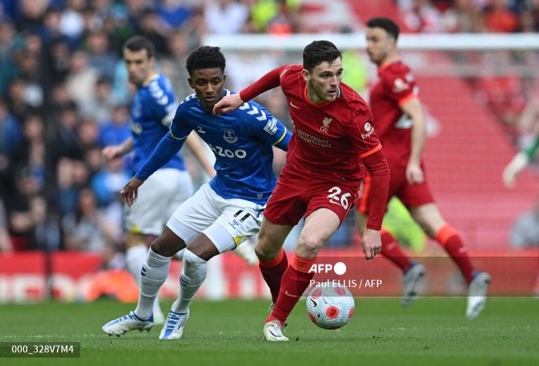 Demarai-Gray-vs-Andrew-Robertson-di-Liga-Inggris-antara-Liverpool-vs-Everton-di-Anfield.jpg