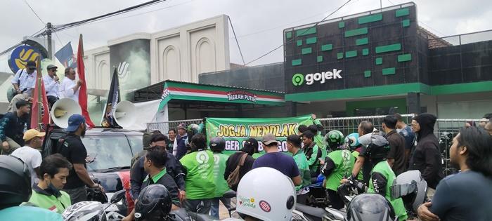 Demo-ojol-di-depan-Gojek-Jogja.jpg