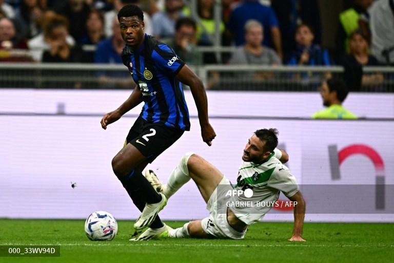 Denzel-Dumfries-vs-Matias-Vina-di-Liga-Italia-Serie-A-antara-Inter-Milan-vs-Sassuolo-di-San-Siro.jpg