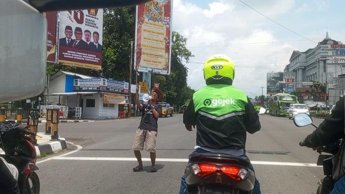 Deru Mesin dan Harmoni Puisi di Simpang Empat Denggung: Kisah Abroery Mengamen dengan Cara Berpuisi