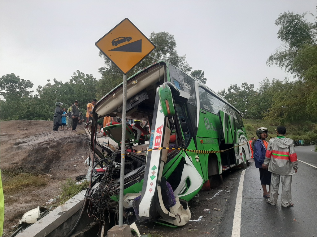 Detik-detik-Bus-Tabrak-Tebing-Bukit-di-Imogiri-Bantul-Saksi-Bus-Sempat-Tak-Kuat-Menanjak.jpg