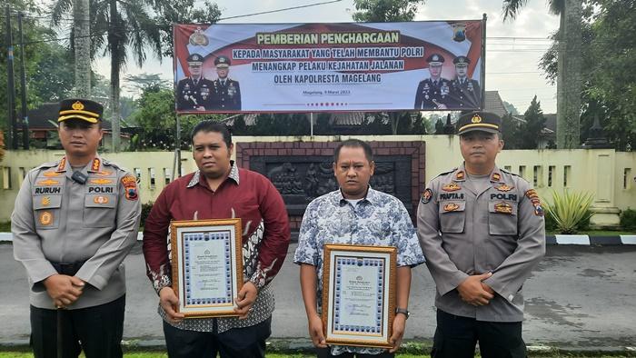 Didik-Hermawan-dan-Kholik-Sugiarto-saat-memperlihatkan-penghargaan-dari-Polresta-Magelang.jpg