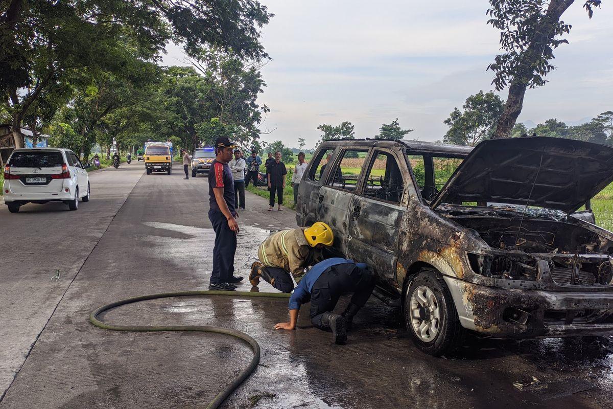 Dugaan-Penyebab-Mobil-Isuzu-Panther-Terbakar-di-Jalan-Raya-Padangan-Kediri.jpg