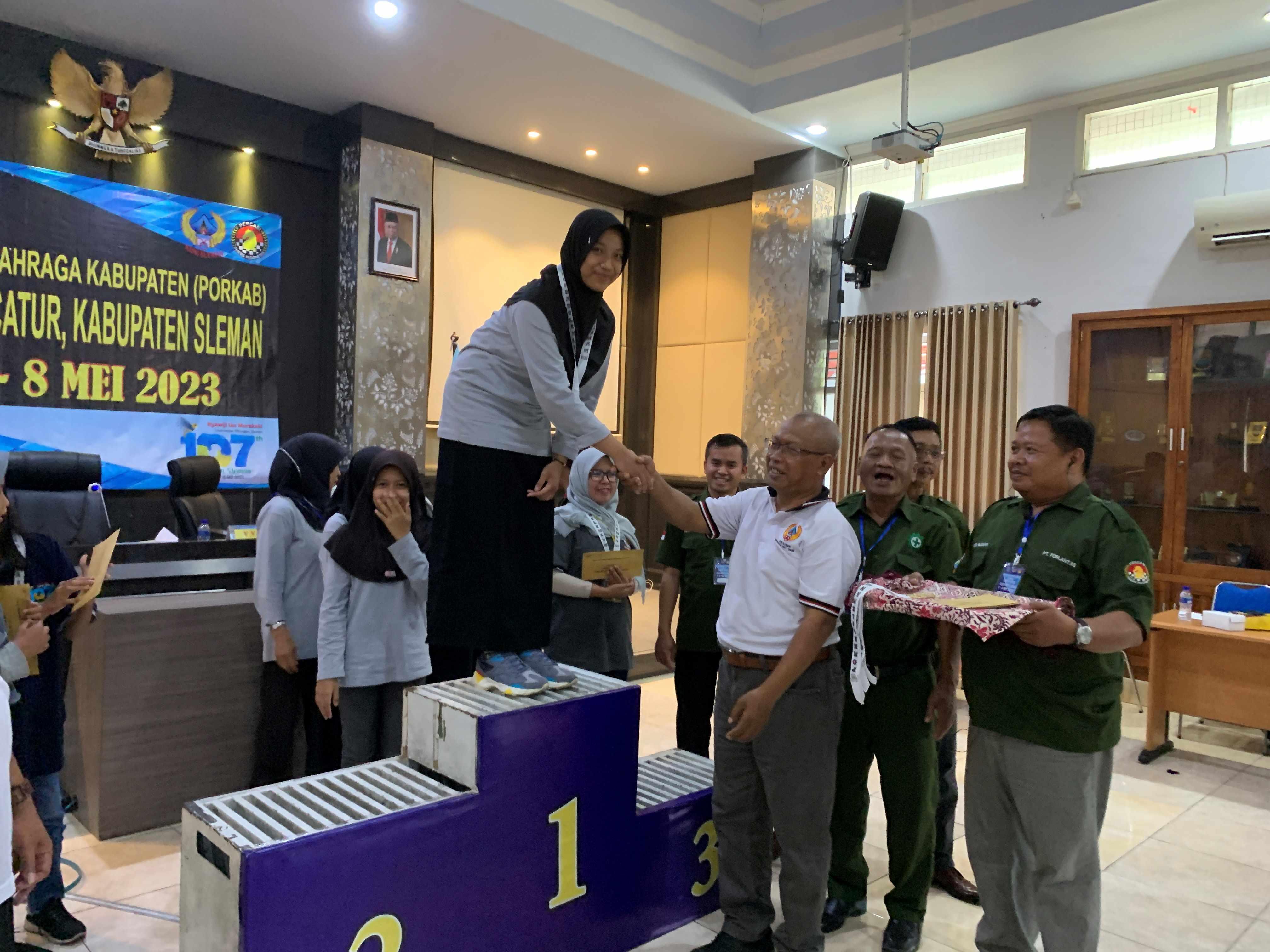 Dyah-Wulandari-saat-menerima-penghargaan-podium-1.jpg