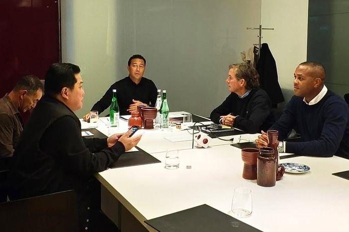 Erick-Thohir-saat-bertemu-tim-kepelatihan-timnas-Indonesia.jpg