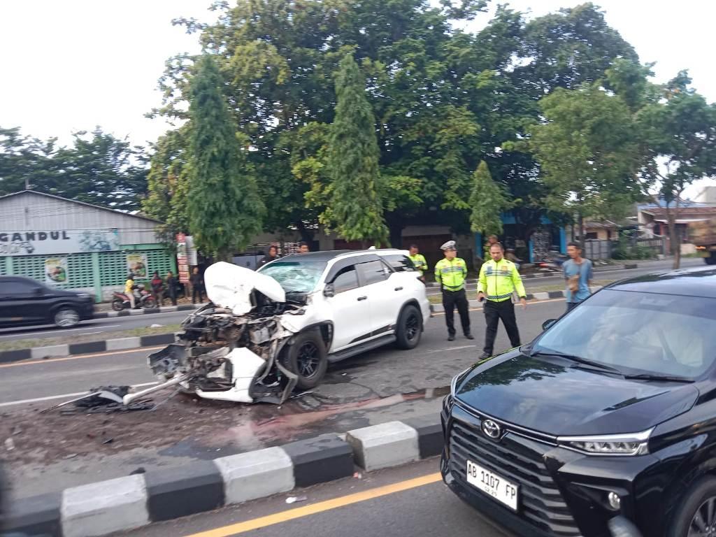 Fortuner-Ringsek-Parah-Tabrak-Truk-di-Ringroad-Sleman-Satu-Penumpang-Luka.jpg