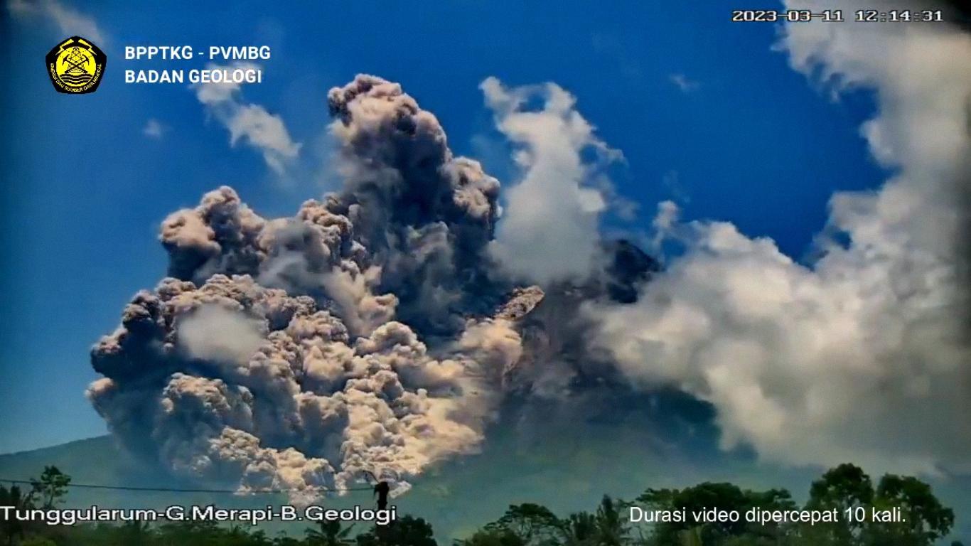Foto-Erupsi-Merapi-Sabtu-11-Maret-2023-part-2.jpg