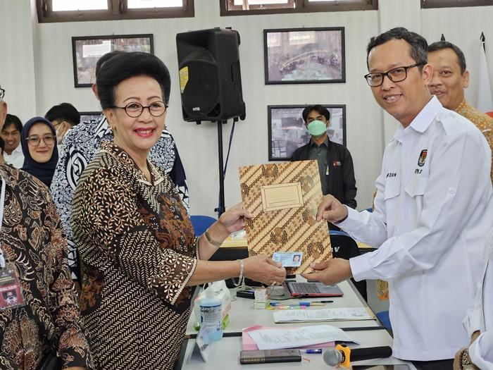 GKR-Hemas-menyerahkan-berkas-pendaftaran-calon-anggota-DPD-RI-ke-Ketua-KPU-DIY.jpg