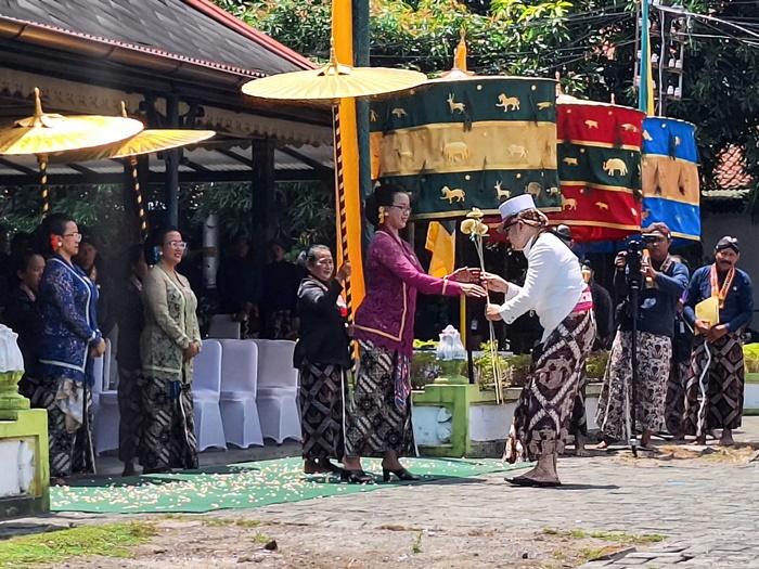 GKR-Mangkubumi-menerima-ubarampe-dari-Hajad-Dalem-Garebeg-Mulud-2024Je-1958.jpg