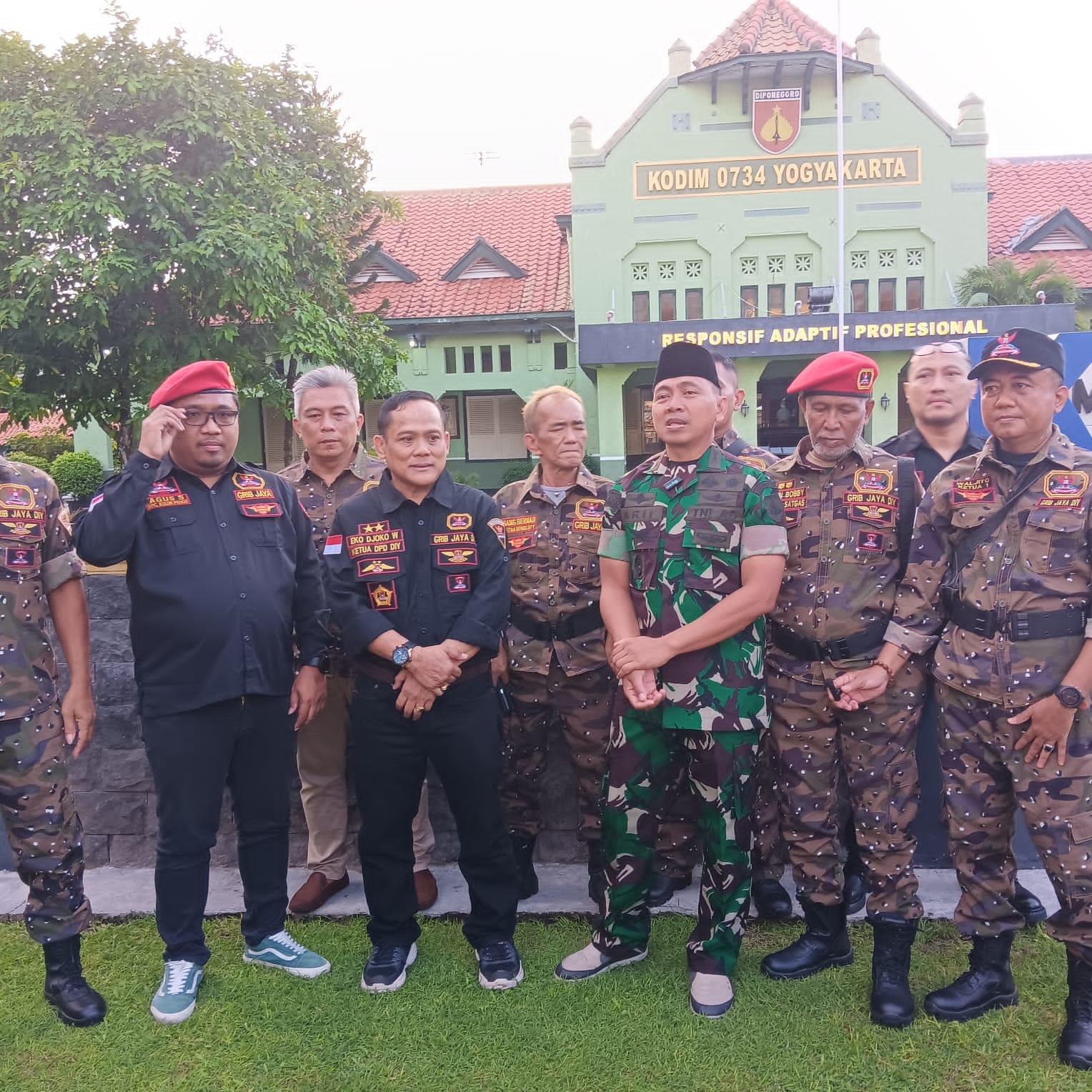 GRIB-Jaya-bersama-Kodim-0734Yogyakarta-Bagikan-1000-Takjil-untuk-Masyarakat.jpg