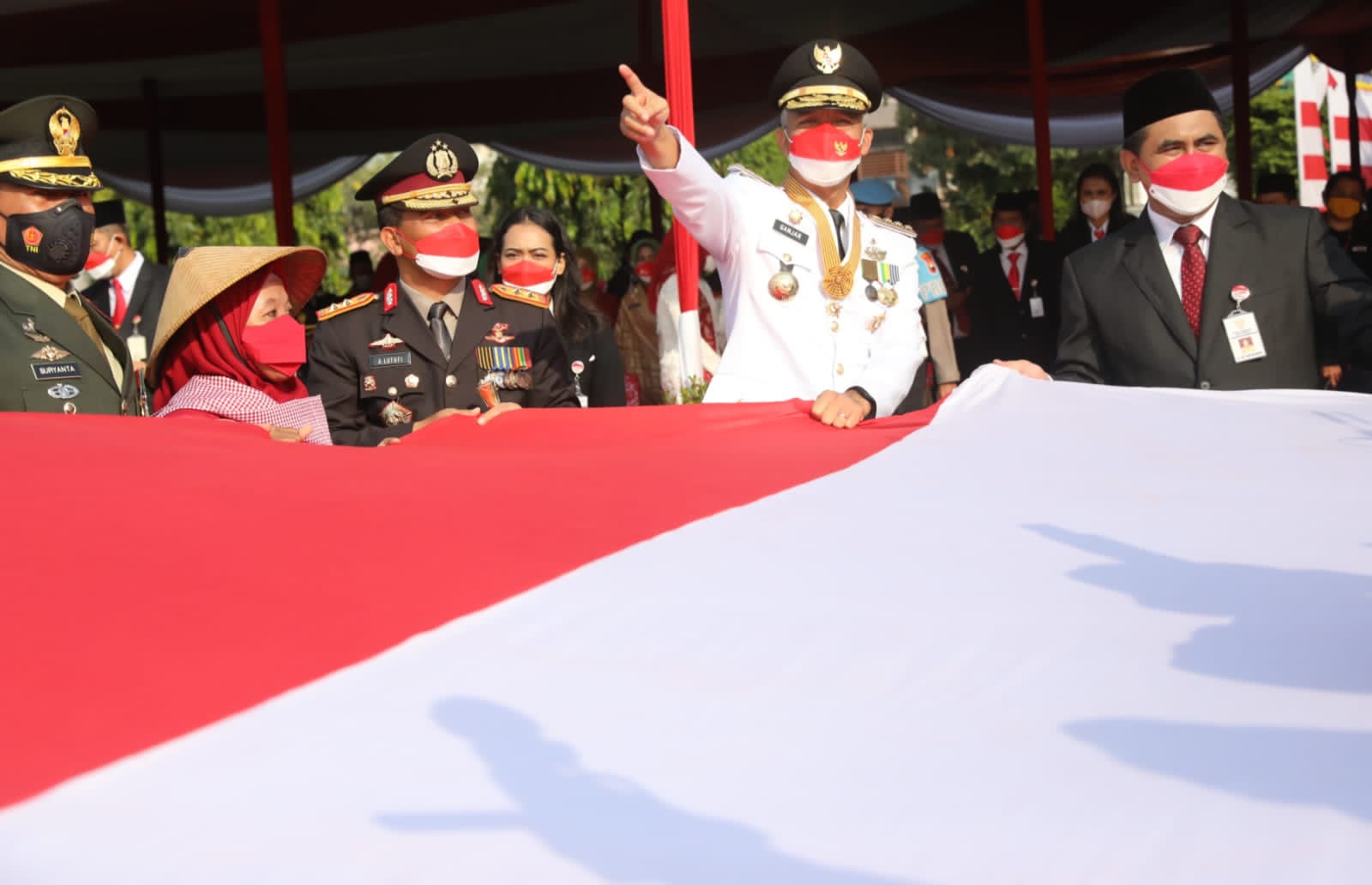 Ganjar-Pranowo-Dapat-Hadiah-Bendera-Merah-Putih-Raksasa-dari-Buruh-Migran.jpg