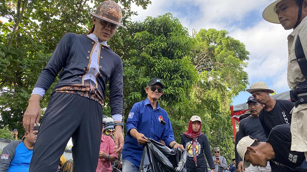 Saat Ganjar Pranowo Ngonthel Sembari Memungut Sampah di Jalanan Kota Yogya