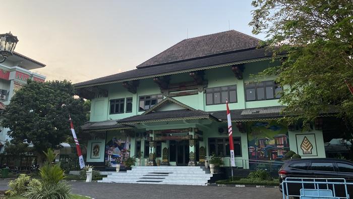 Gedung-utama-Balai-Kota-Yogyakarta.jpg