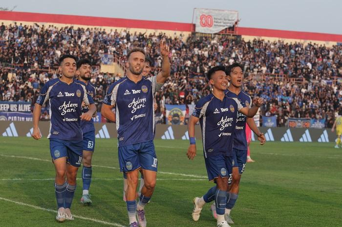 Gelandang-PSIM-Yogyakarta-Ze-Valente-Ungkap-Arti-Selebrasi-Dua-Jari-saat-Bobol-Gawang-Persib-Bandung.jpg