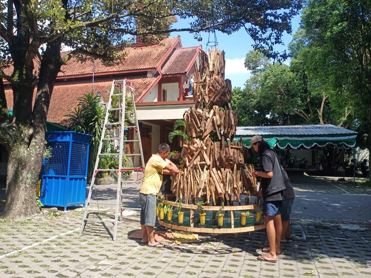 Gereja-di-Wedi-Klaten-Buat-Pohon-Natal-dari-Kayu-Potong.jpg