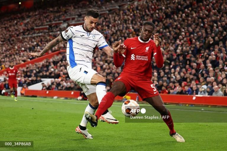 Gianluca-Scamacca-vs-Ibrahima-Konate-di-leg-pertama-perempat-final-Liga-Europa-Liverpool-vs-Atalanta.jpg