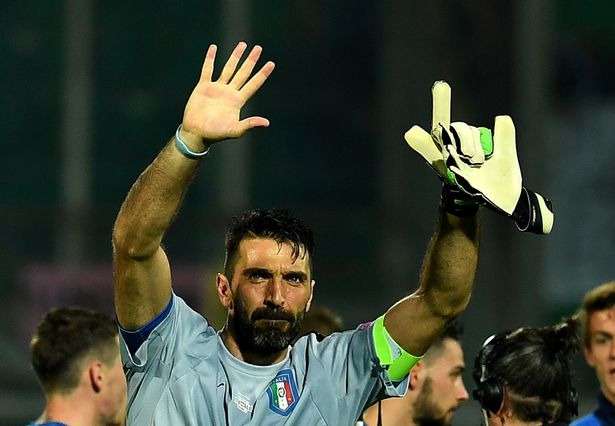 Gianluigi-Buffon-menyapa-penggemar-di-akhir-laga-kualifikasi-Piala-Dunia-2018-Italia-vs-Albania.jpg