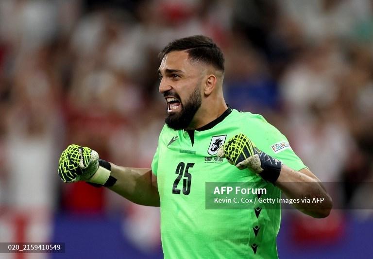 Giorgi-Mamardashvili-di-EURO-2024-antara-Georgia-vs-Portugal-di-Arena-AufSchalke.jpg