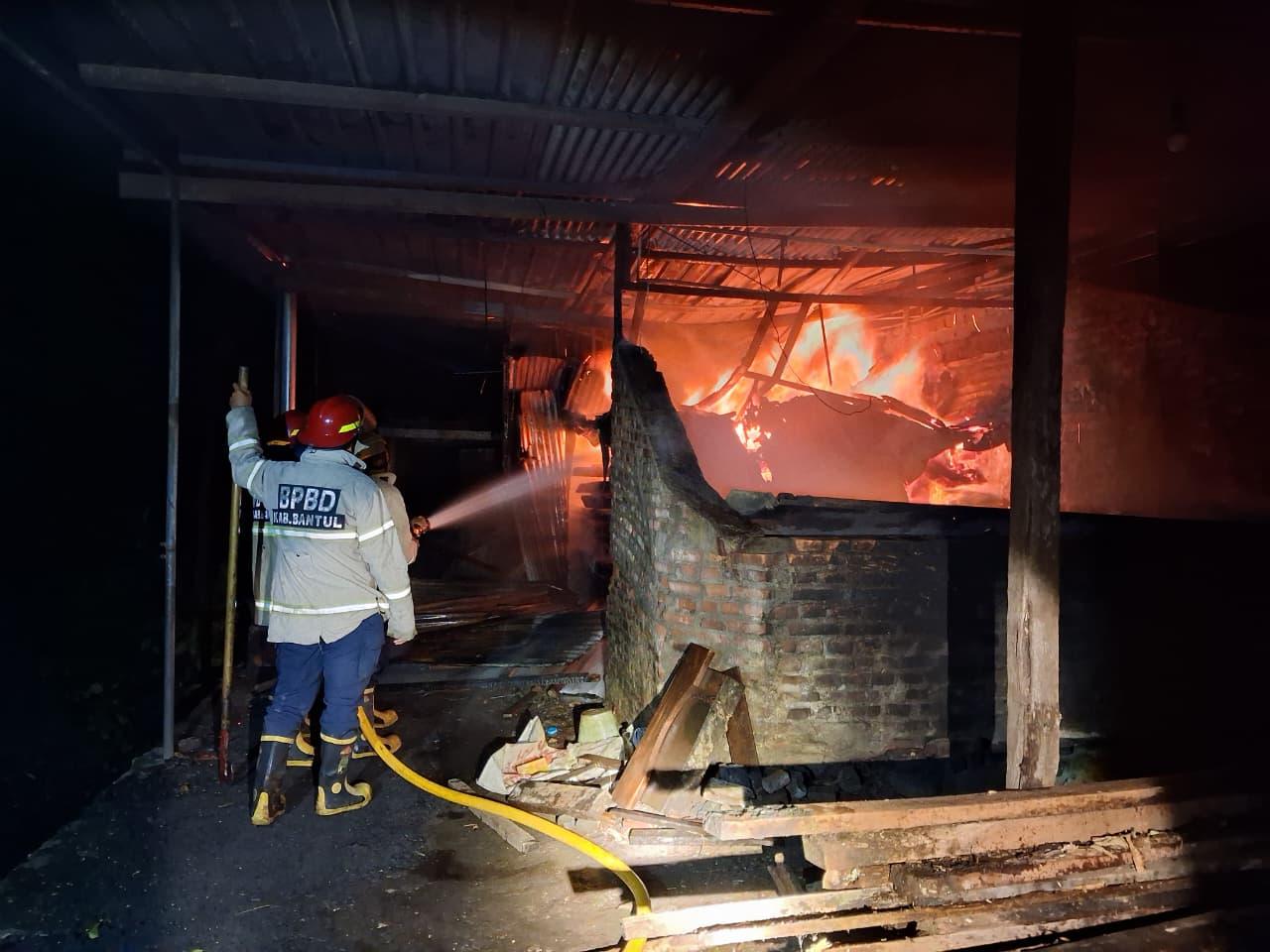 Gudang-Kayu-di-Palbapang-Bantul-Terbakar.jpg