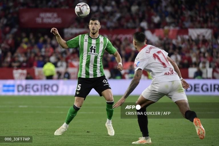 Guido-Rodriguez-vs-Erik-Lamela-di-Liga-Spanyol-antara-Sevilla-vs-Real-Betis.jpg