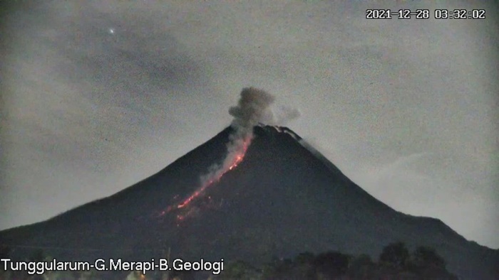 Gunung-Merapi-Selasa-28-Desember-2021.jpg