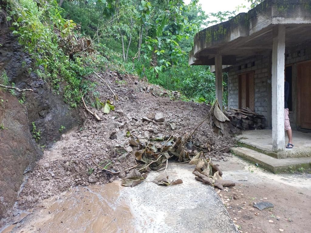 Gunungkidul-Alami-Longsor-di-12-Titik-Akibat-Hujan-Deras-Semalaman.jpg