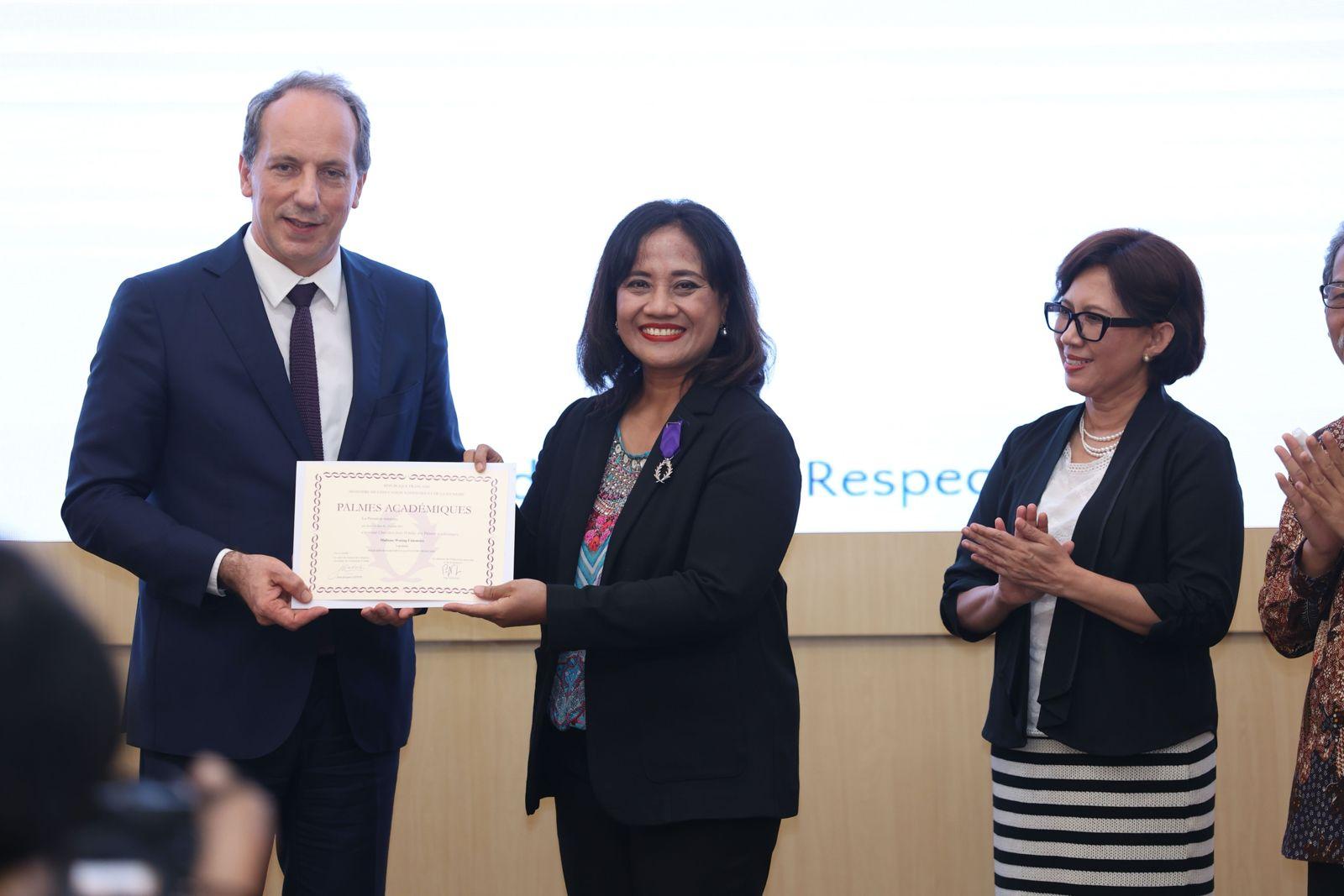 Guru Besar UGM Raih Penghargaan dari Pemerintah Prancis