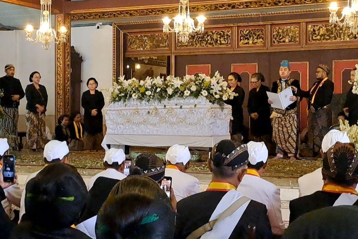 Gusti-Purboyo-Nyatakan-Naik-Tahta-Jadi-Paku-Buwono-XIV-di-Hadapan-Jenazah-PB-XIII.jpg