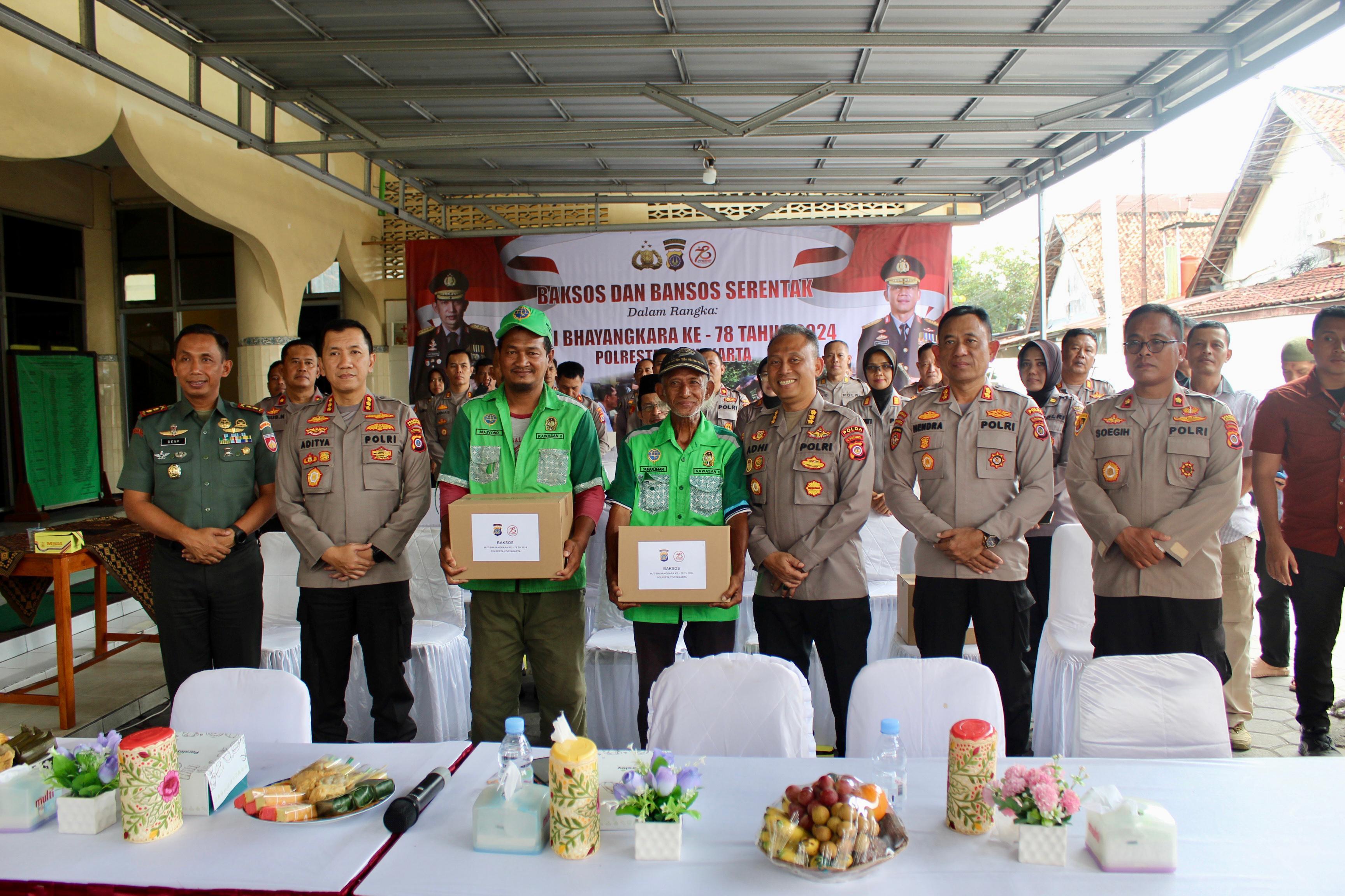 HUT-ke-78-BhayangkaraPolresta-Yogyakarta-Salurkan-Bansos-untuk-Masyarakat.jpg